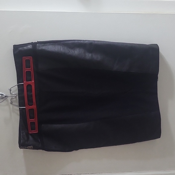 Good condition skirt in size 3 approx 5 or 6 in us sizing - Picture 2 of 6